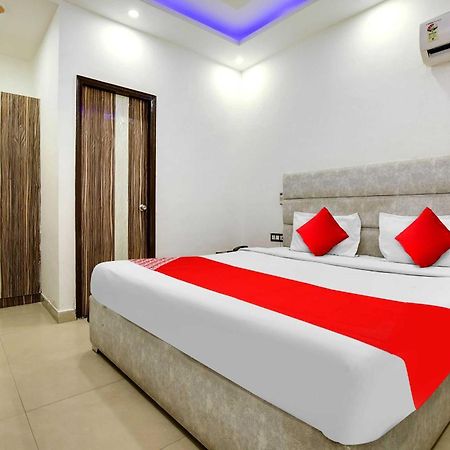 Hotel O Av Continental Zirakpur Buitenkant foto