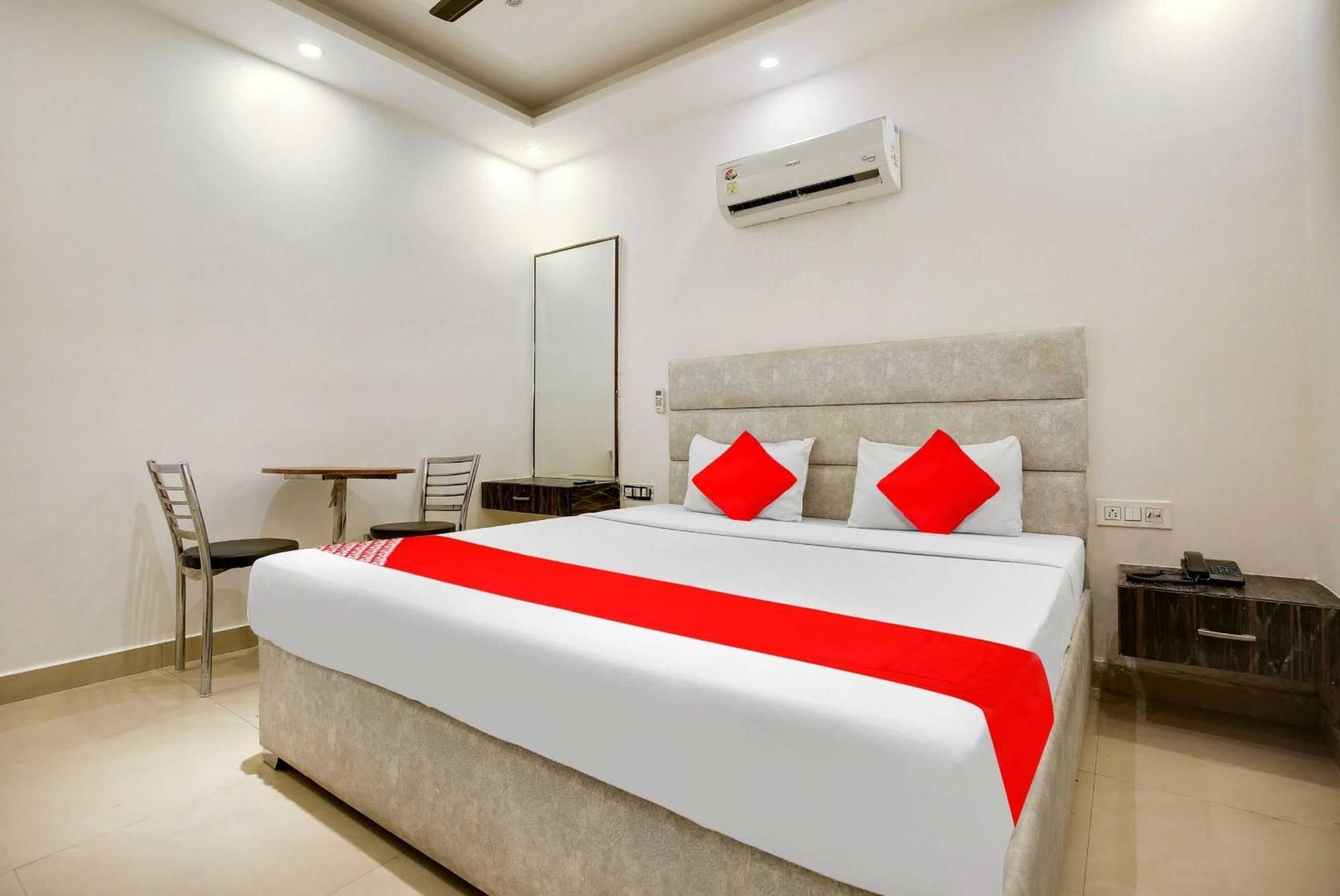 Hotel O Av Continental Zirakpur Buitenkant foto