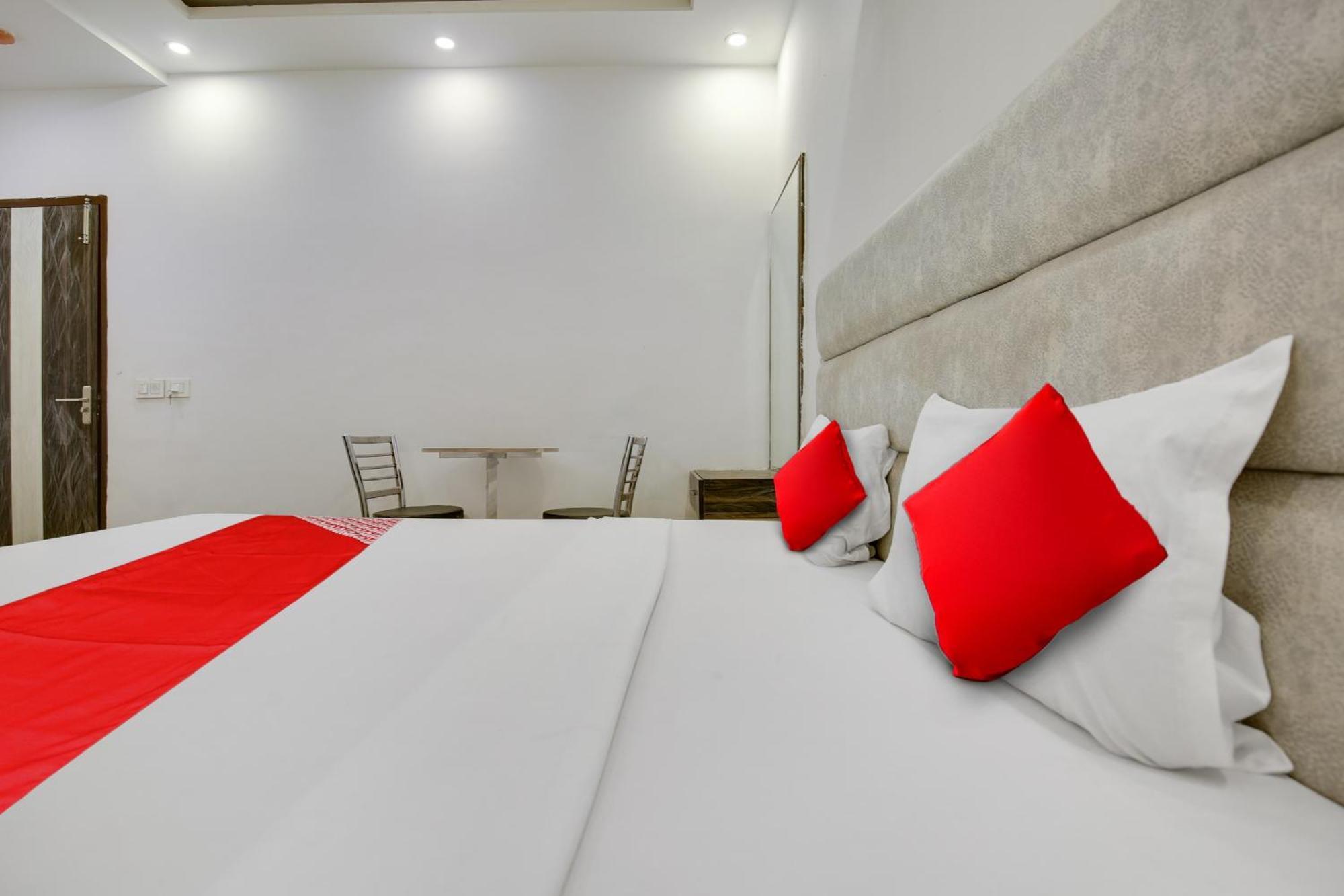 Hotel O Av Continental Zirakpur Buitenkant foto