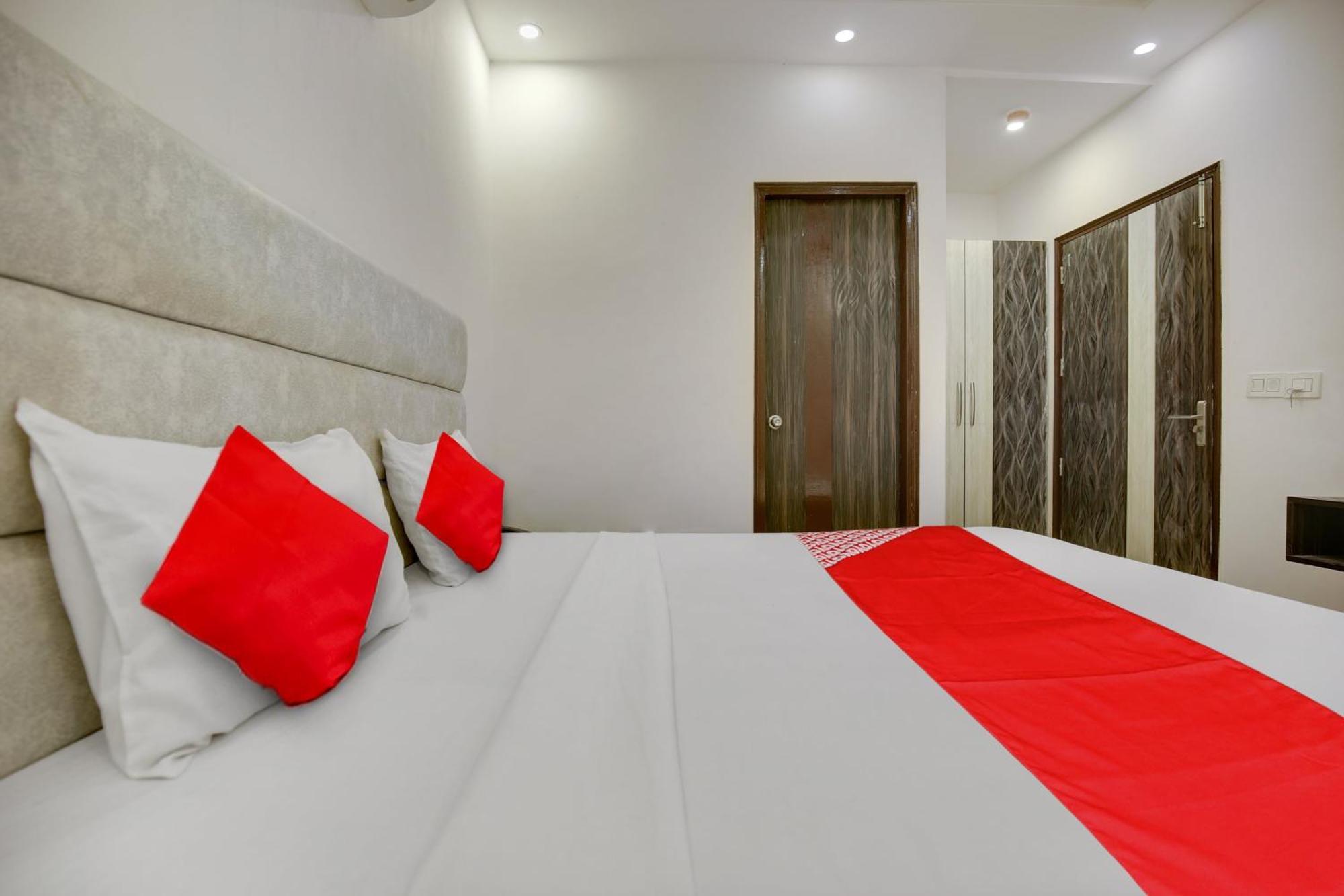 Hotel O Av Continental Zirakpur Buitenkant foto
