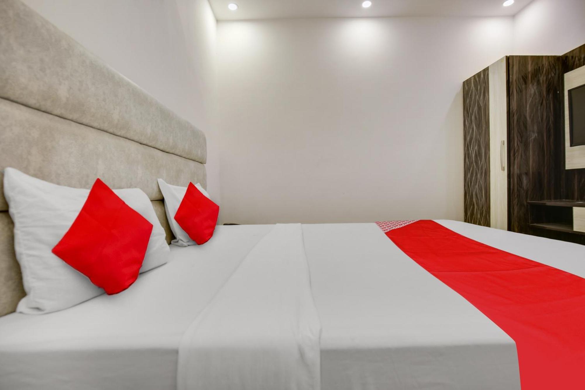 Hotel O Av Continental Zirakpur Buitenkant foto